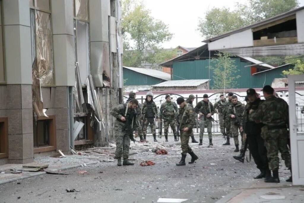 Нападение на грозный. Нападение боевиков на Грозный (2004). Парламент Чеченской Республики 1994. Август 2004 года город Грозный боевики.