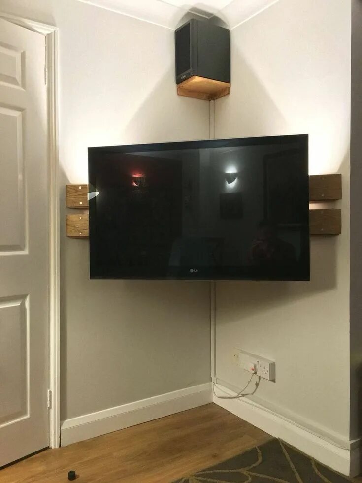 Повесить тв на стену. Телевизор в углу. Телевизор на стене. Кронштейн для телевизора. Плоский телевизор на стену.