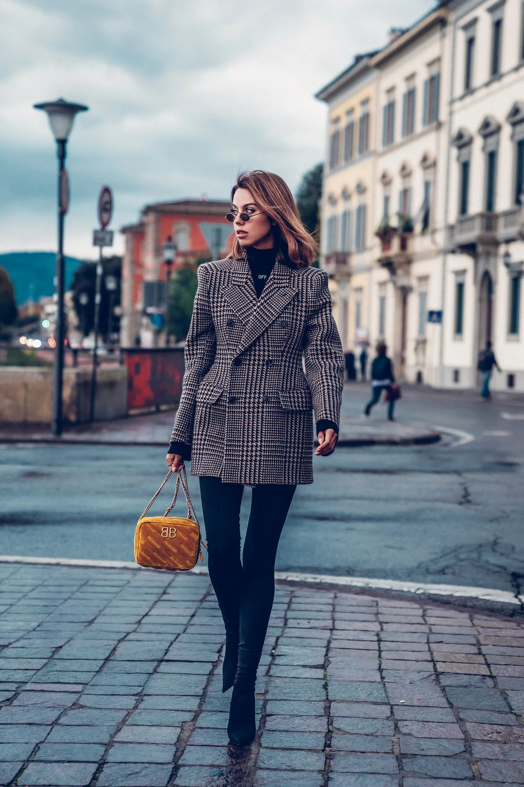 Образы с синим пальто. Многослойный стиль в одежде. Образ с кожаными штанами. Пиджак с худи стрит стайл. Пальто с джинсами.