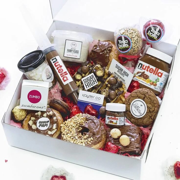 Три кота happy box коробка сладостей. Сладости в коробке подарок. Набор сладости. Подарочный бокс сладости. Коробка со сладостями.