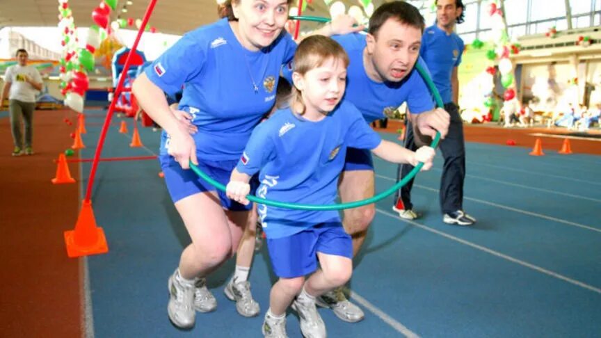 Спортивная семья. Семейный спортивный праздник. Спортивный праздник в год семьи. Семейные спортивные мероприятия. Спортивный праздник.