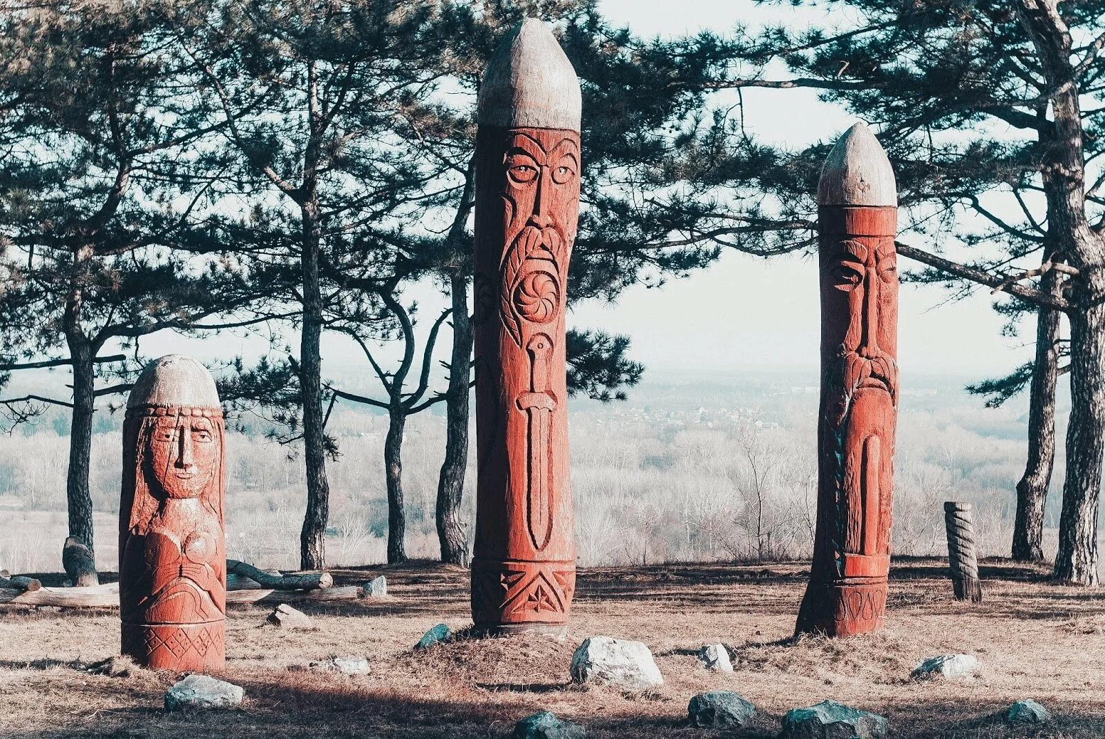 Славянское капище Перуна. Древние славяне язычество капище. Славянские идолы капища. Святилище капище древних славян.