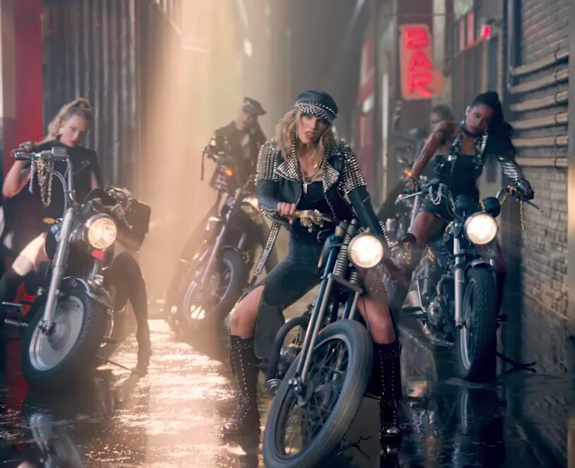 Taylor swift look what you made me do. Тейлор свифт look what you made me do. Look that me do. Фразовый глагол look. Taylor swift look what you made me do.