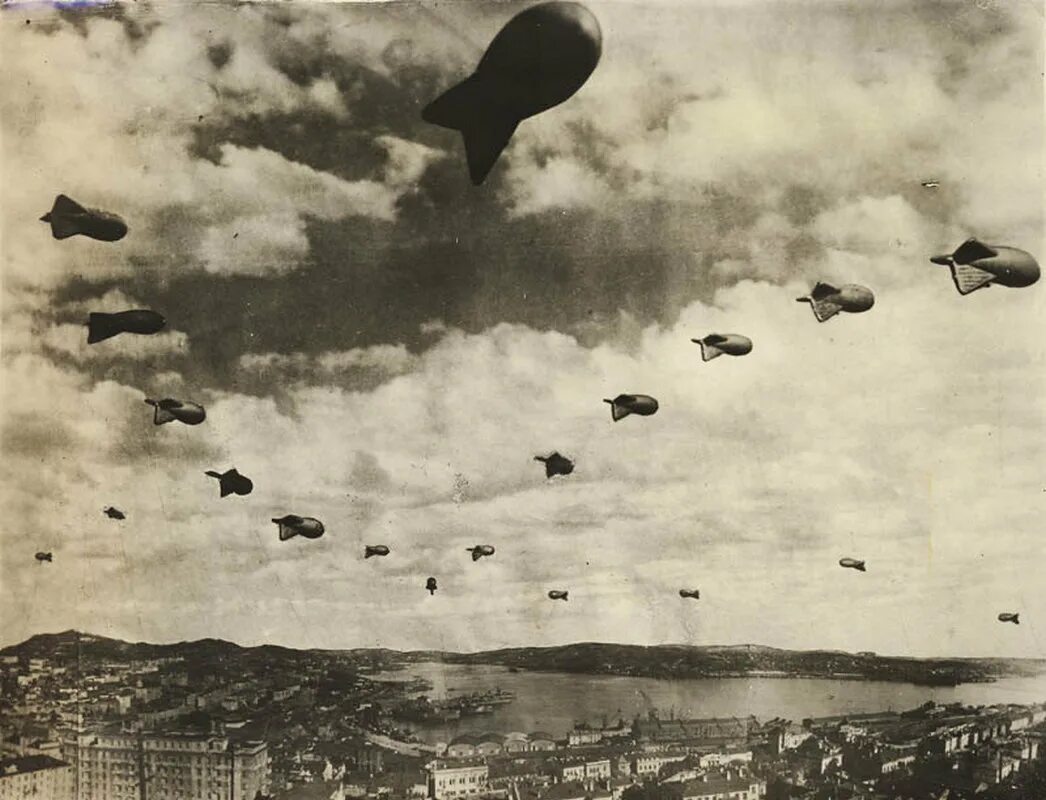 Аэростаты в блокадном. Аэростаты в москве 1941. блокада ленинграда аэростаты заграждения. аэростаты воздушного заграждения над москвой. аэростаты заграждения в москве 1941.