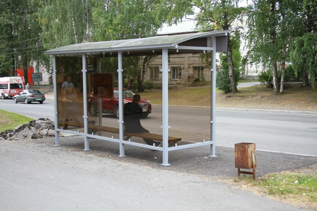 Установлены остановки. Установлены остановки. Современные остановки общественного транспорта. По 28 остановочный павильон. 00.