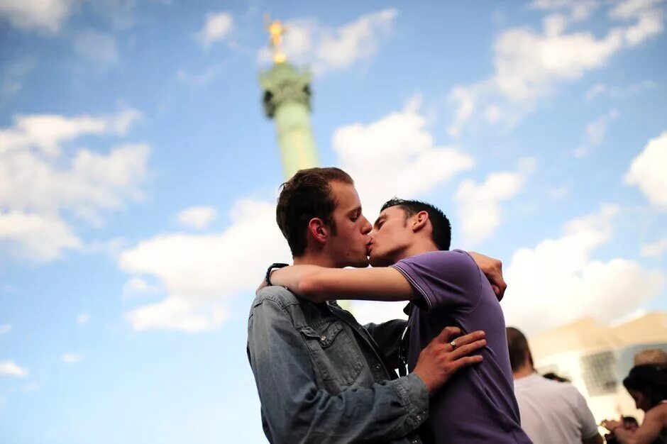 Парень целуется на улице. Однополая любовь. Гомосексуальная любовь. Однополая любовь юношей. Поцелуй мужиков.