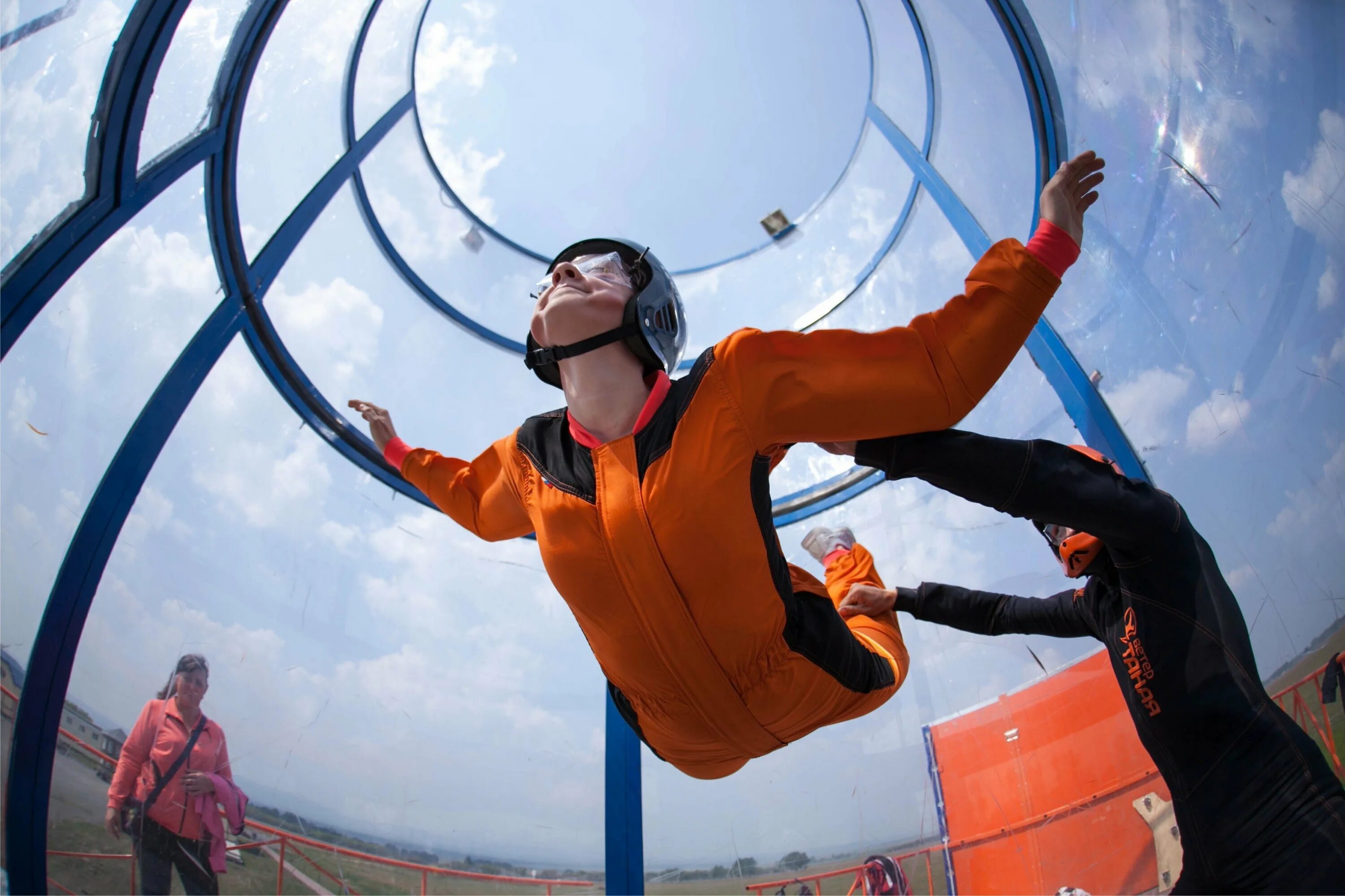 Девушка на фоне самолета. Полет на крыле самолета. Летающий самолет. Куда летали люди. Человек сидит в самолете.