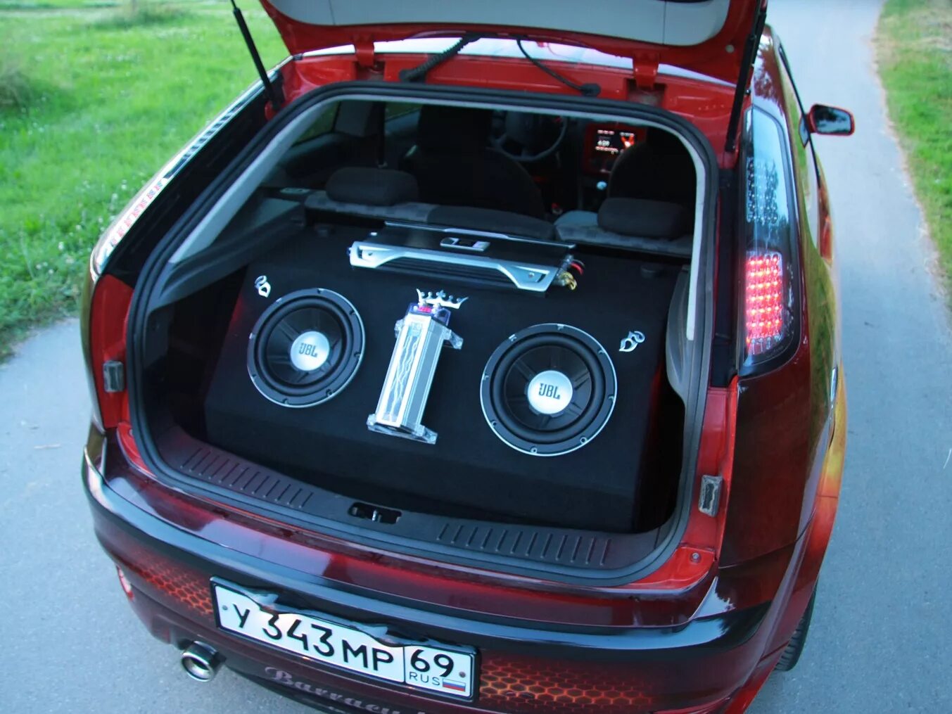 Фф саб. Ford focus 2 хэтчбек сабвуфер. Фф саб. Фф саб. Стелс форд фокус 2 седан.