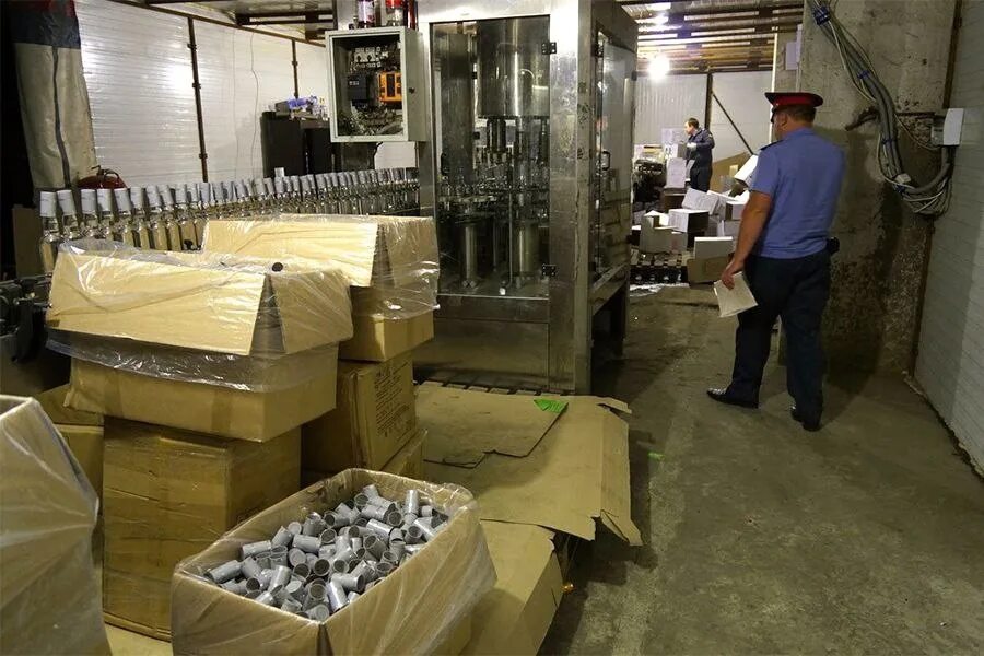 Подпольное производство. Утилизация алкогольной продукции. Подпольный водочный цех. Подпольное производство. Подпольный цех.