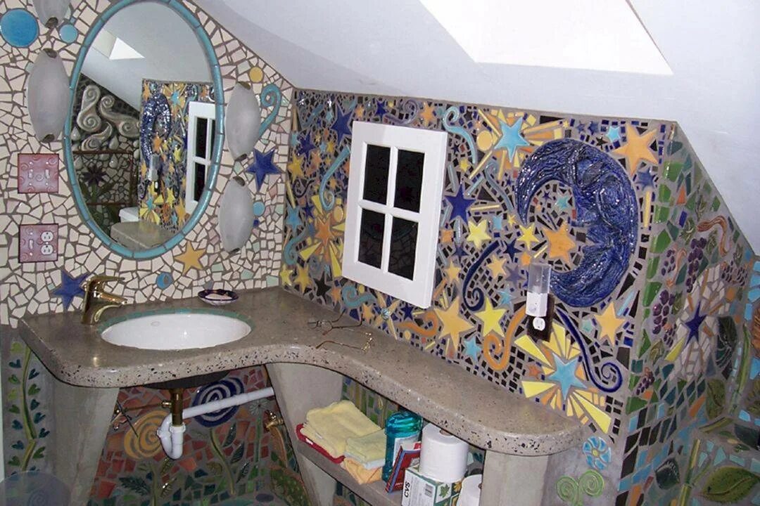 Сделать плитку своими руками ванной. Мозаика в стиле Гауди в ванной. Мозаика Гауди в интерьере. Ванная комната в стиле Антонио Гауди. Мозаика из битой плитки в ванной.