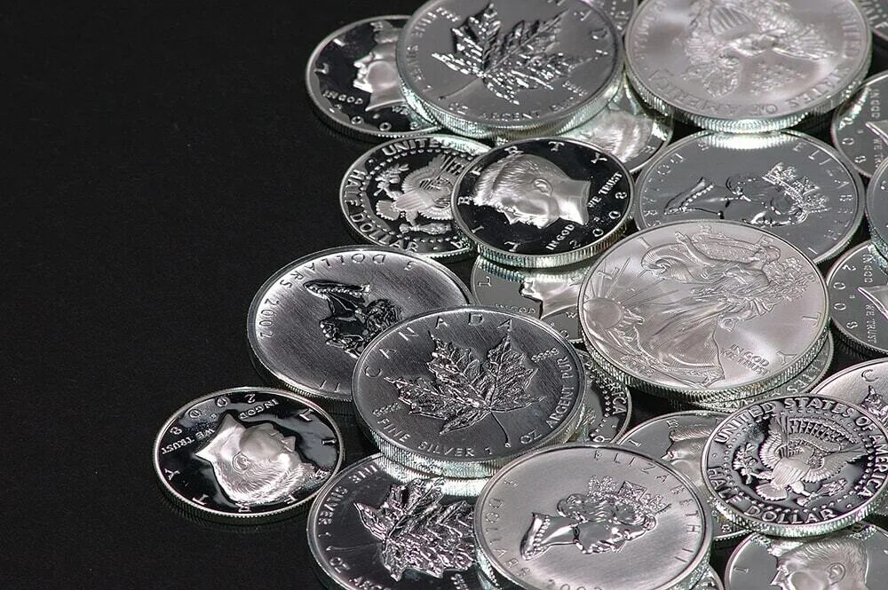Покупаем серебряные монеты. Серебряная монета. Серебро деньги. Монеты из серебра. Куча серебряных монет.