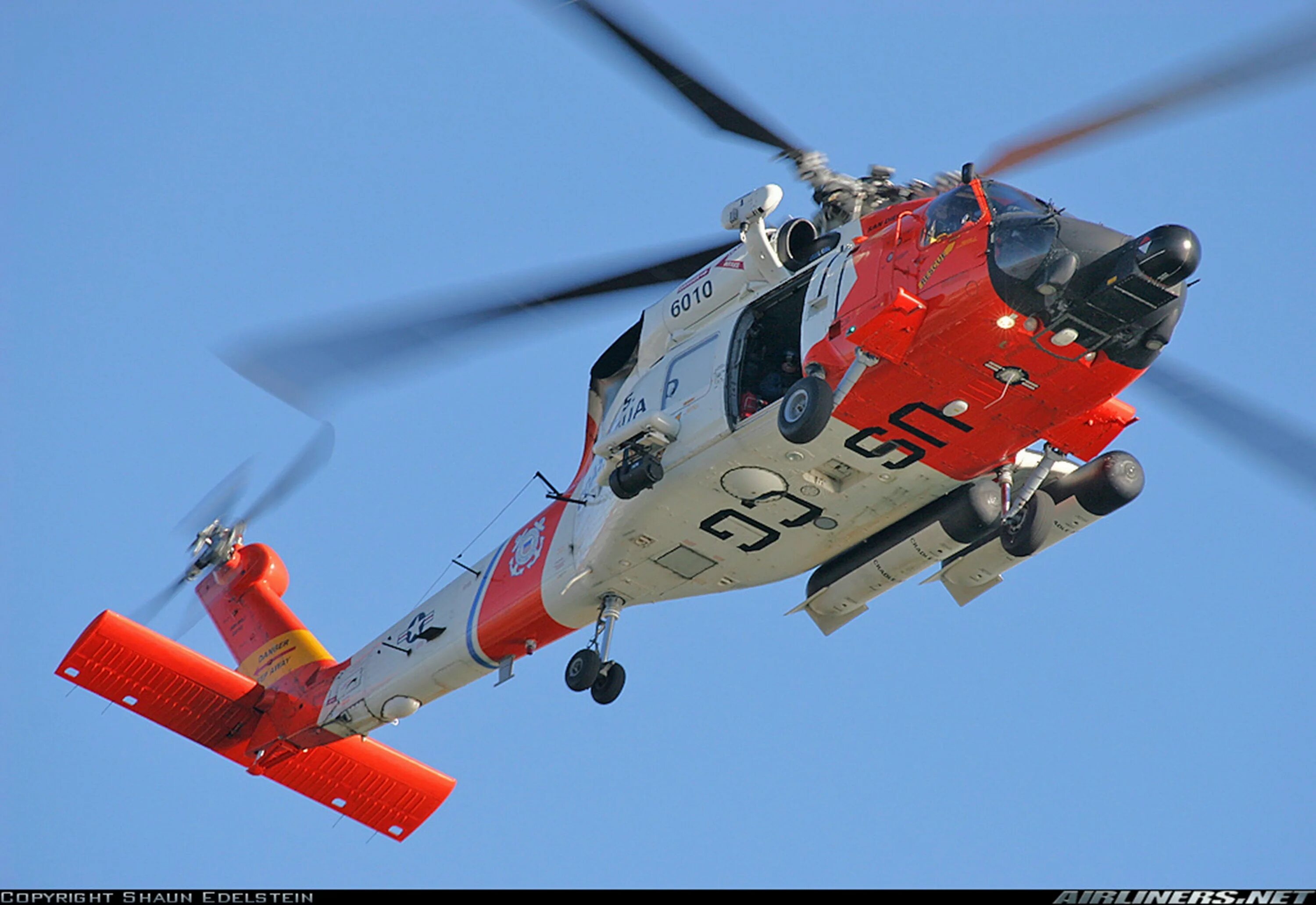 Вертолет самолет человек. HH 60 Jayhawk. Sikorsky MH-60t Jayhawk. Uh-60 Coast Guard. Coast Guard Rescue Helicopter.