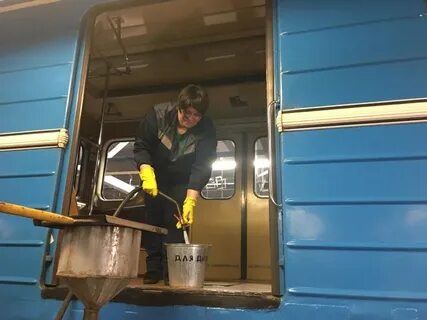 В туалетах торговых объектов уборка