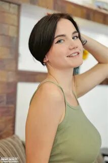 Девочка Дня: Красотка высшего класса с гордостью демонстрирует свою большую нату