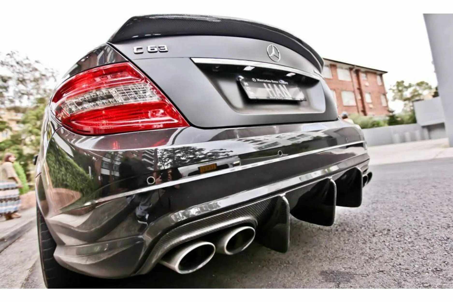 Выхлоп mercedes. Mercedes w204 диффузор. Mercedes c63 AMG w204 выхлоп. Диффузор карбоновый c-class w204. Мерседес w204 АМГ выхлоп.