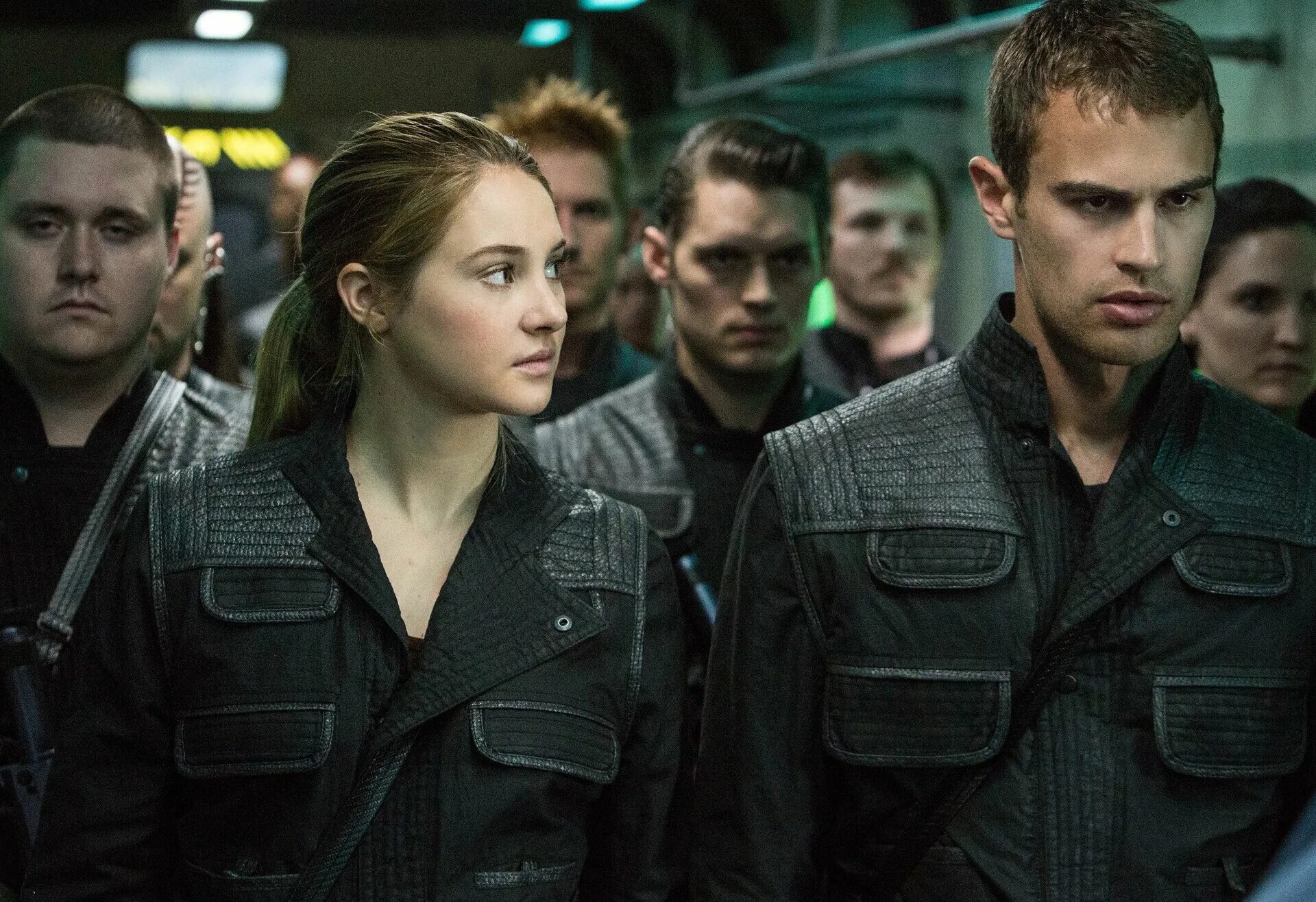 Divergent branches. Дивергент 1. Шейлин Вудли Дивергент 2014. Дивергент 2014 Тобиас.