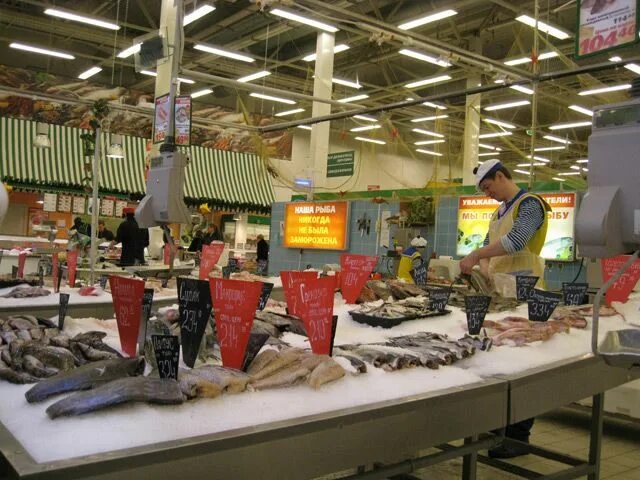 Рыбный гипермаркет. Рыбная витрина. Рыбный магазин. Выкладка рыбы. Рыбная витрина.