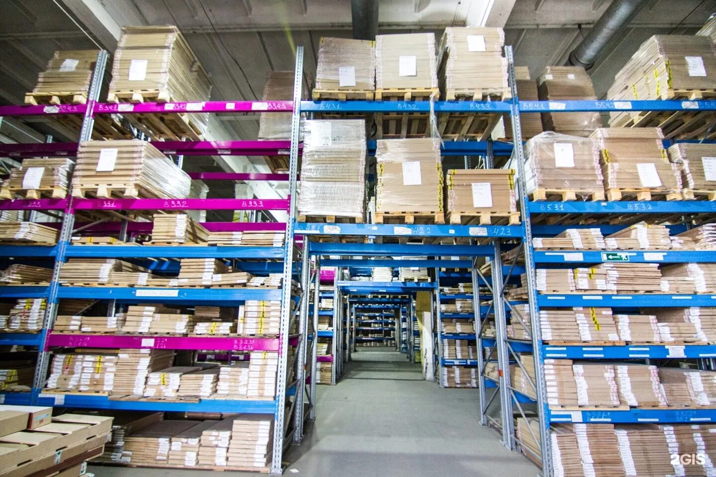 оптовый склад одежды. управление запасами на складе. оптовые базы являются. крупный опт. склад telefonov.