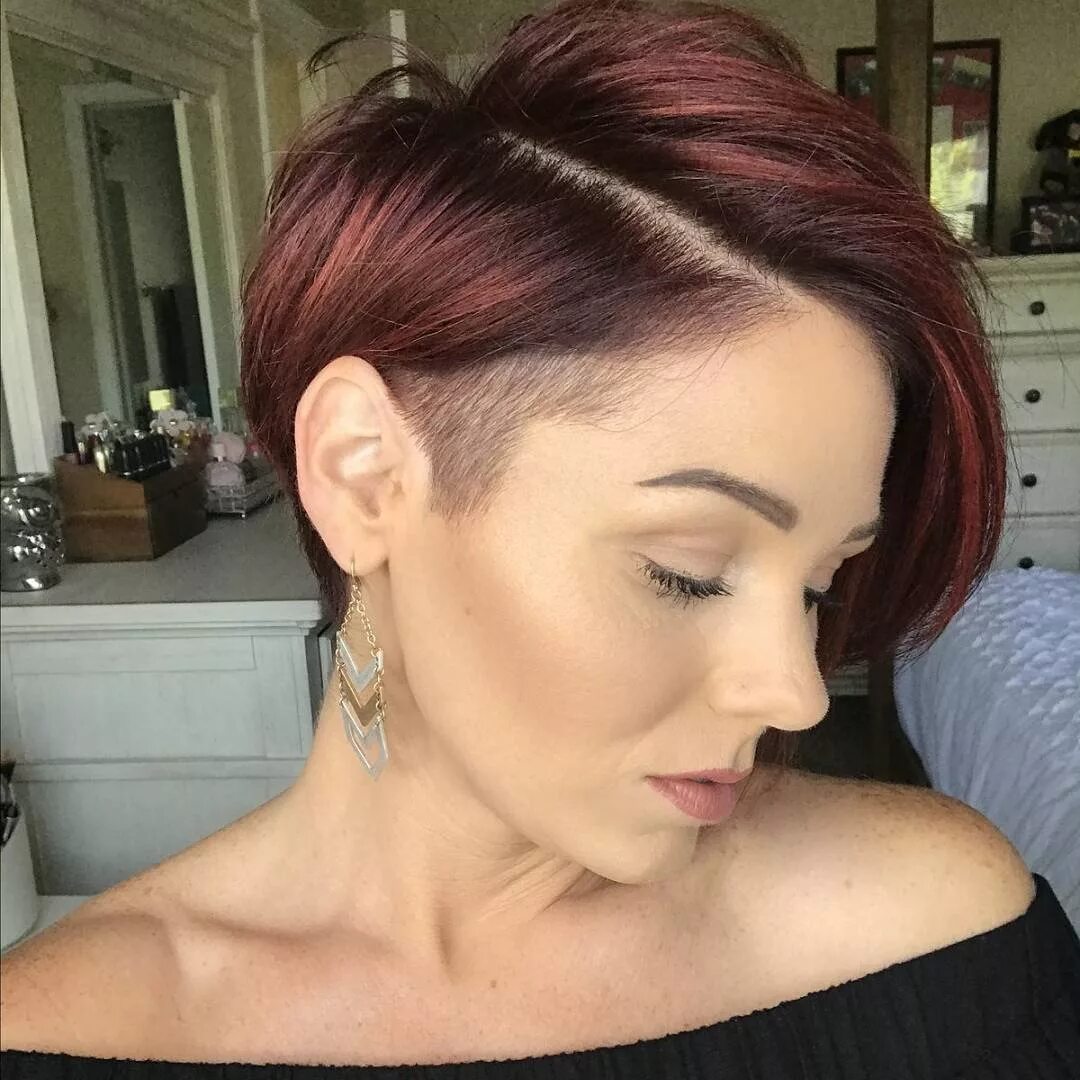 Короткий боб с выбритыми висками. Пикси андеркат. Боб каре с выбритыми висками. Боб андеркат. Пикси андеркат каре.