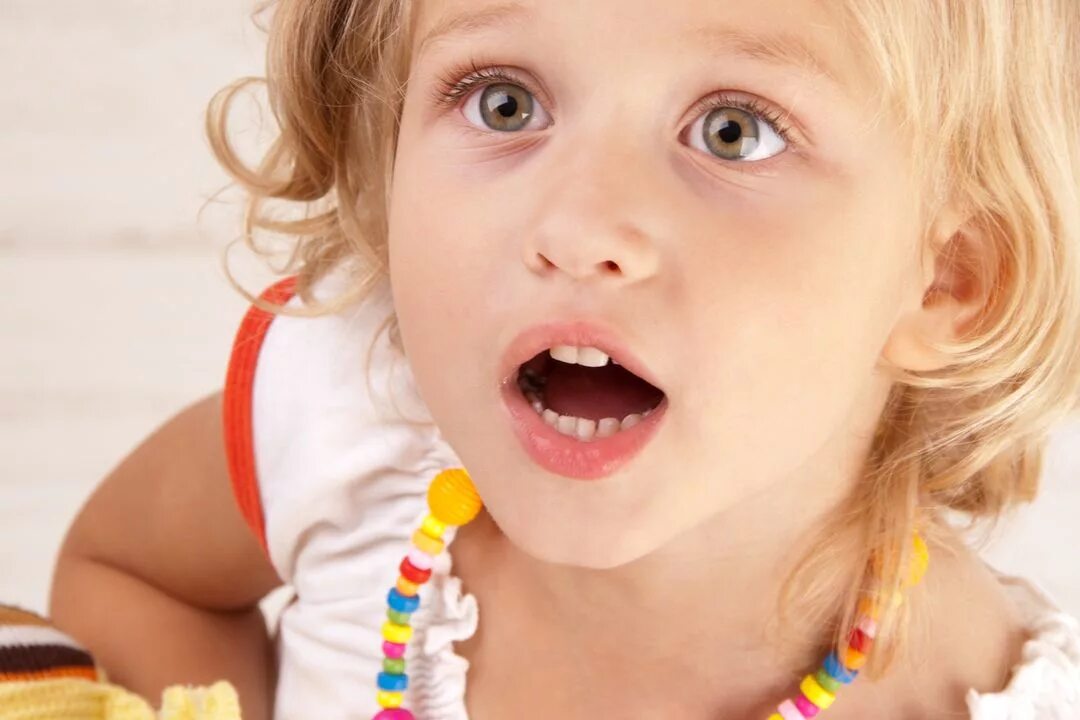 Kind mouth. Маленькая девочка открыла рот и высунула язык. Девочки с открытыми ртами. Открытый рот девочек. Дети с открытым ртом.
