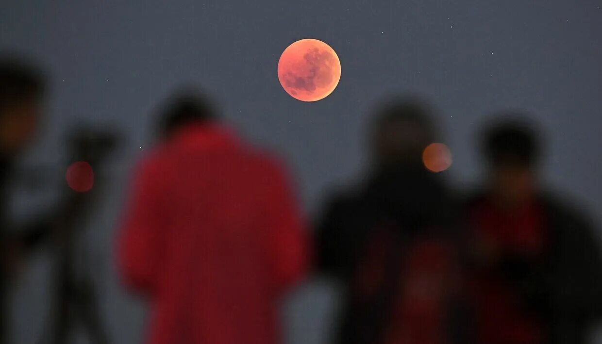 Лунное затмение красная Луна. Лунное затмение Кровавая Луна. Лунное затмение фото. Лунное затмение и человек.