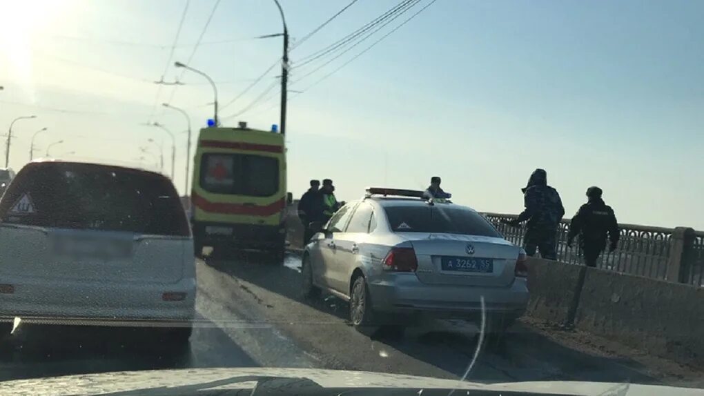 Инцидент омск. Аварийный Омск Ленинградский мост. Омск люди на мосту.