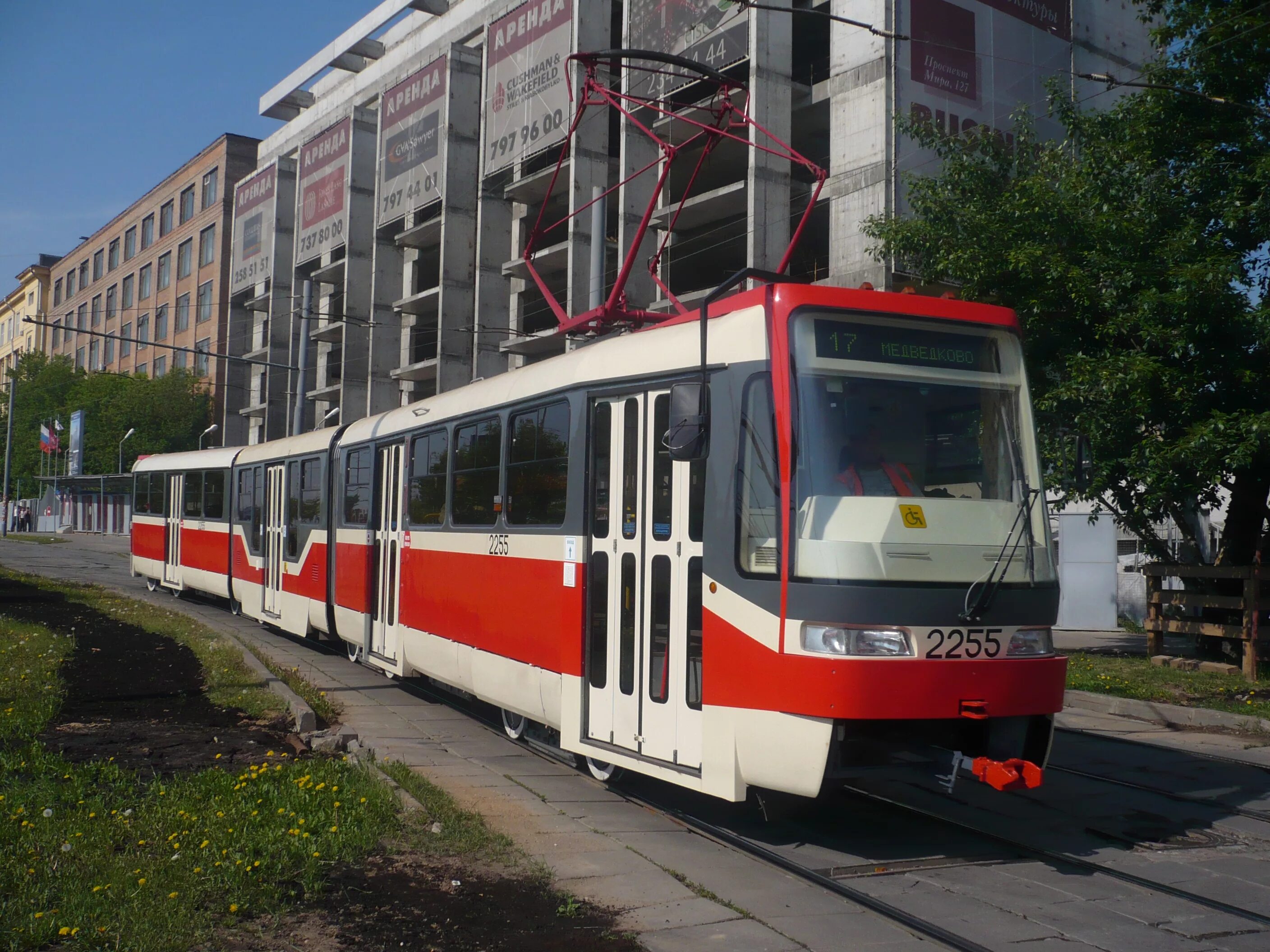 Картинка трамвай. Трамвай Tatra kt3r. Трамвай Tatra kt3r в Москве. Трёхсекционный трамвай Татра. Москва трамвай Татра 2255.