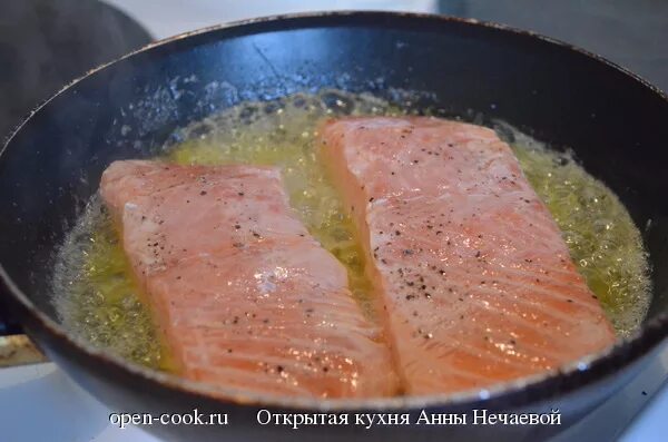 Простой рецепт форели на сковороде. Филе форели на сковороде. Филе форели жареная на сковороде. Стейк из форели на сковороде. Форель кусками на сковороде.