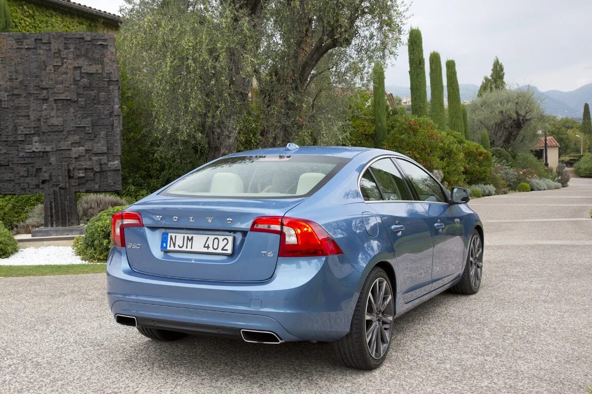 S 60 отзывы. Volvo s60 2011. Volvo t6 AWD.