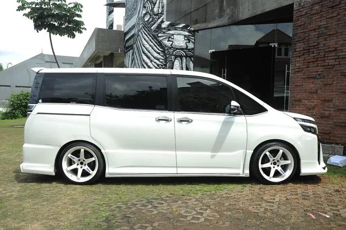 Тойота вокси колеса. Toyota voxy 3g. 18 диски на тойота вокси. Тойота вокси 2014. Toyota voxy noah r17.