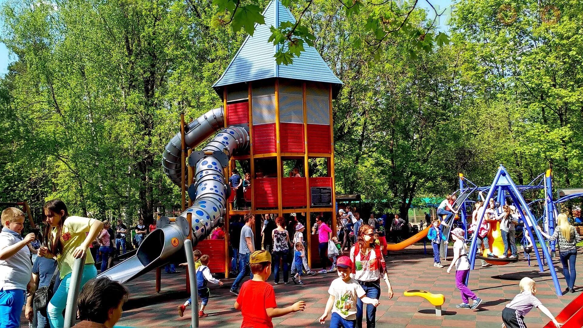 Детские площадки в парке сокольники. Сокольники площадка для детей. Playground moscow. Парк сокольники детские площадки. Комплекс «изумрудный город» в парке «сокольники».
