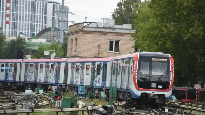 Движение поездов восстановлено. Поезда на Филевской линии. Поезд Москва 2 на Филевской линии.