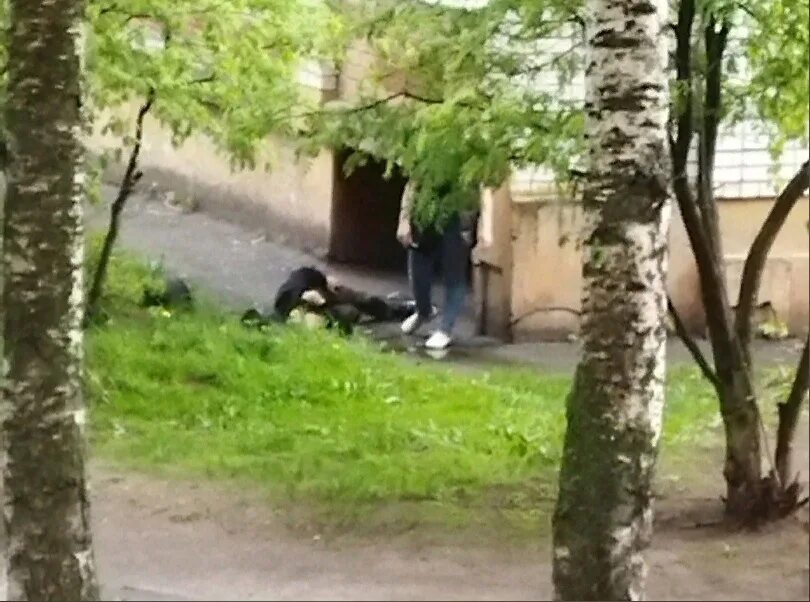 Полиция фото. Мужчина выпал из окна ярославль. Мужчина выпал из окна ярославль. Мужчина выпал из окна ярославль. На курчатова 76 выпал мужчина.