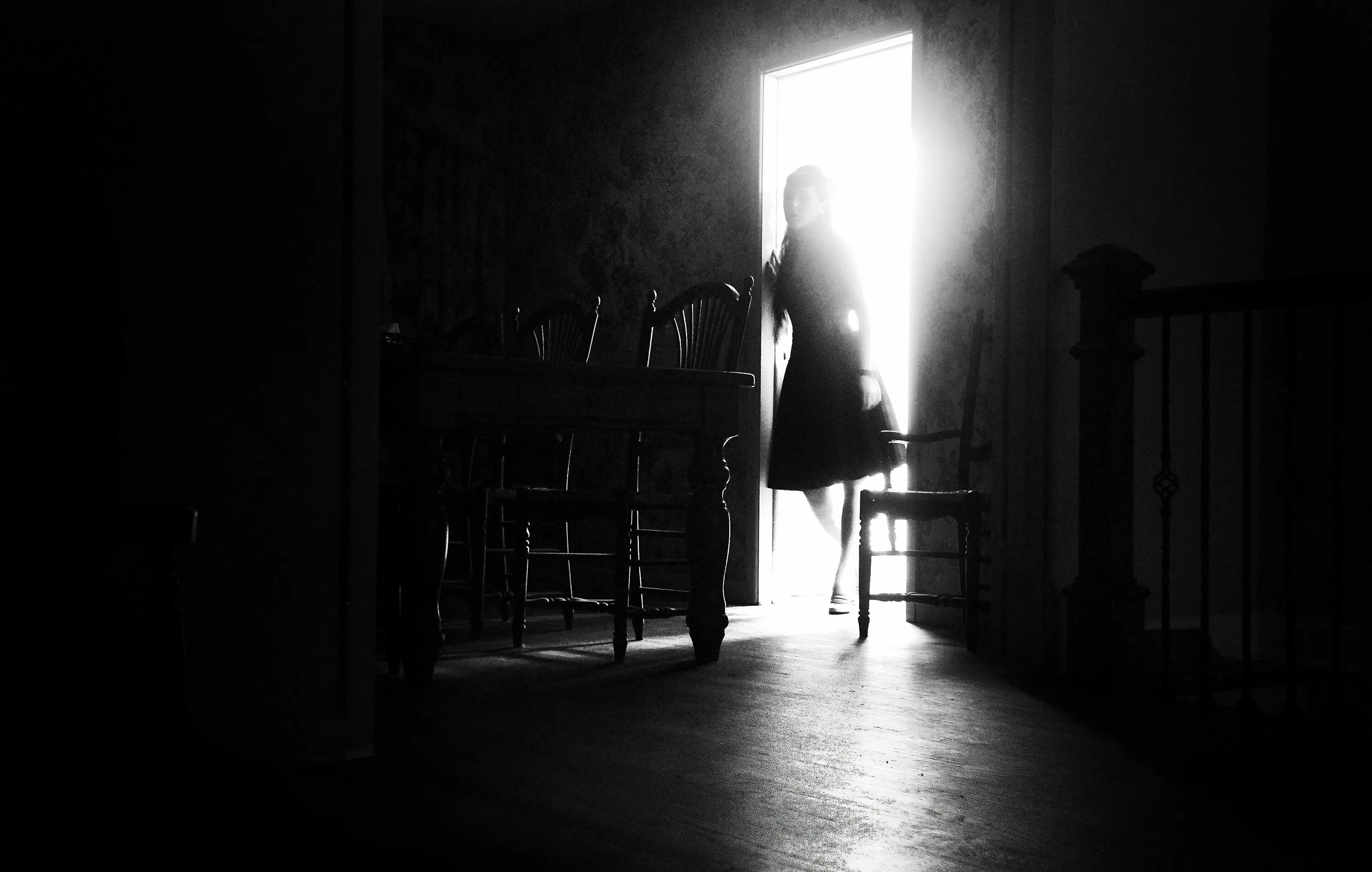 Грустная комната. Тихо в комнате темной. Это одиночество. Уютная обстановка. Девушка в темной комнате.