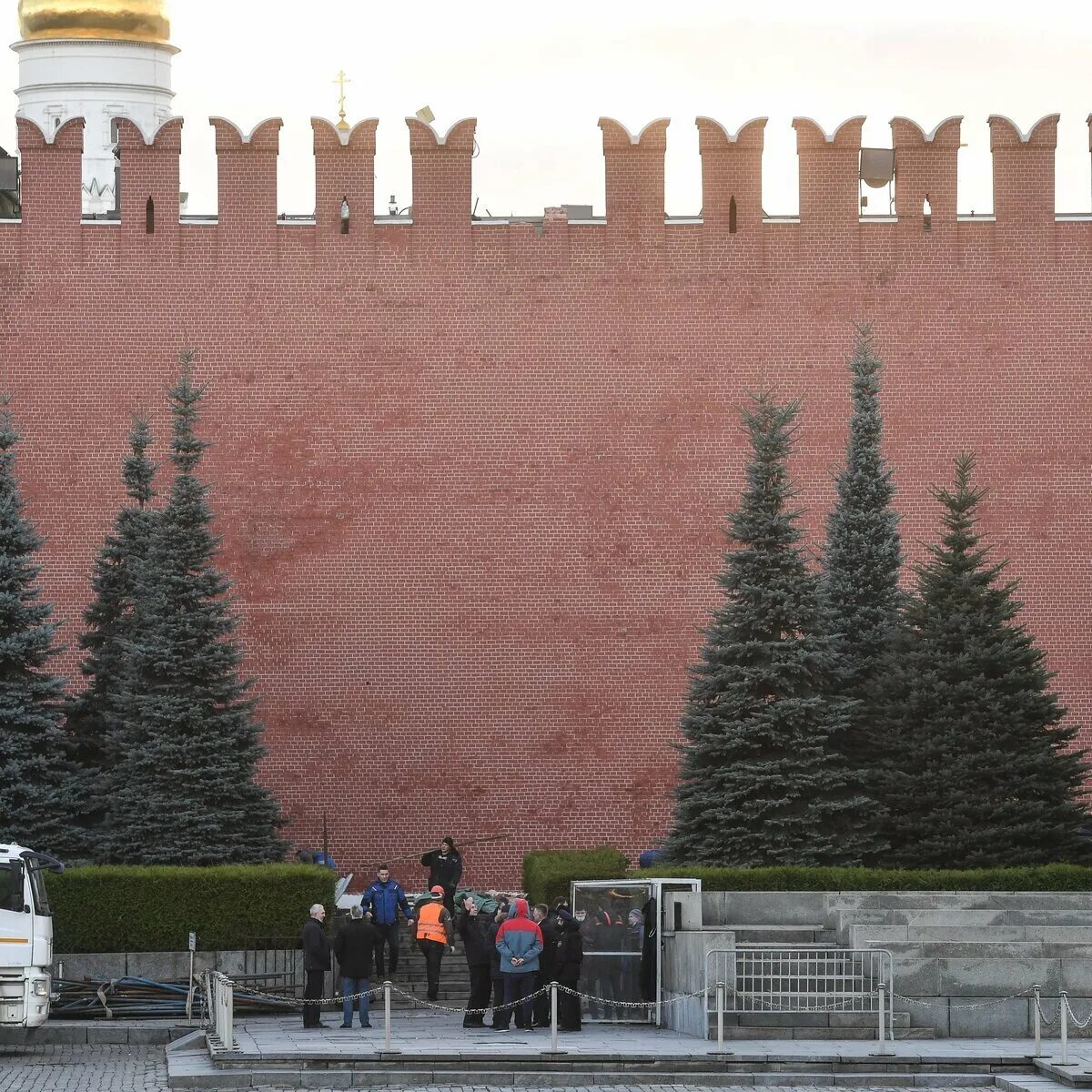Кремль стреляли. Кремлевская стена Москва. Краснокирпичные стены Московского Кремля. Бойницы кремлевской стены. Бойницы на стенах Кремля.