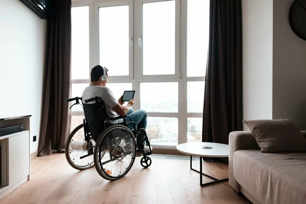 Покупка жилья инвалидам. Квартира для инвалида. Умный дом для инвалидов. Спальня для колясочника. Интерьер комнаты для инвалида колясочника.