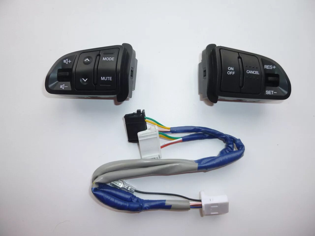 Руль тойота королла е150. Установка кнопок на руль. Кнопки на руль киа рио 3. Разъём key на руле киа рио 3. Кнопки на руль тойота королла 150.