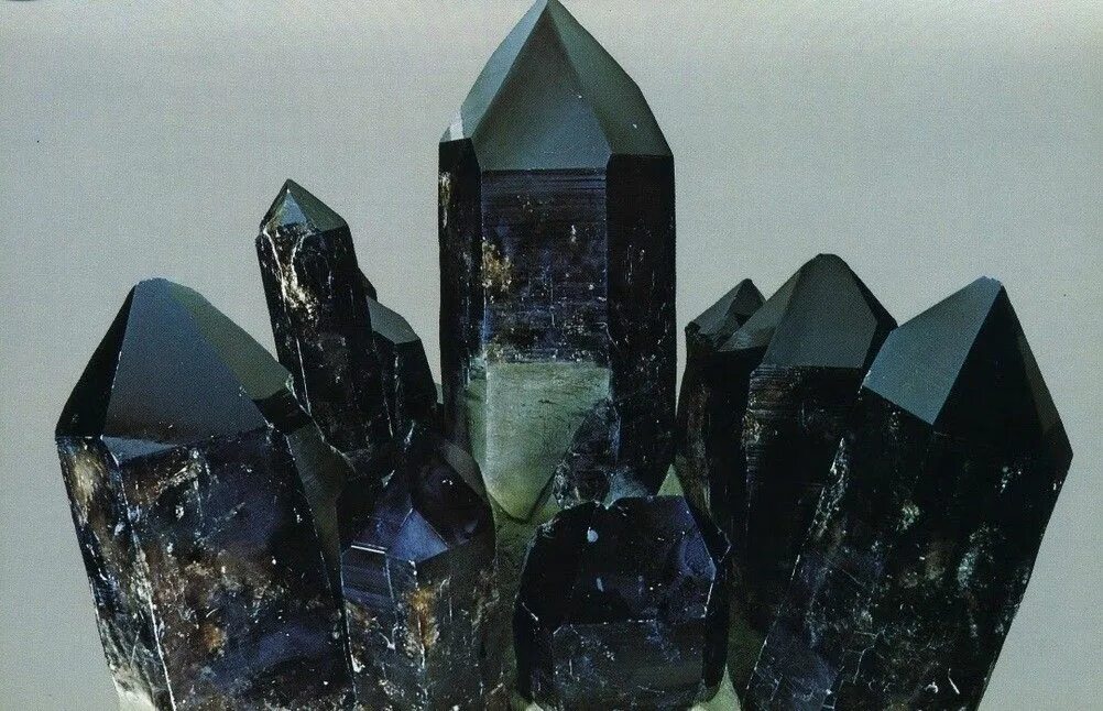 Черный кристалл какой цвет. Морион минерал Кристалл. Морион Кристалл камень минерал. Морион черный кварц. Дымчатый кварц Морион.
