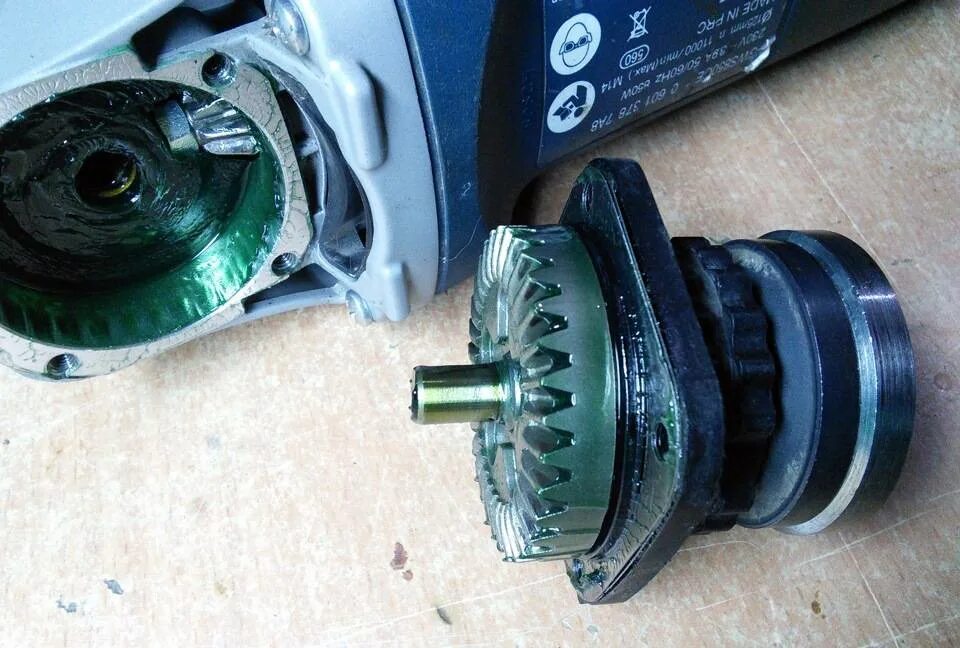 Смазка для редуктор болгарки макита 125. Смазка для ушм макита 125. Ушм интерскол 125/700 смазка редуктора. Чем смазать редуктор. Чем смазать редуктор.