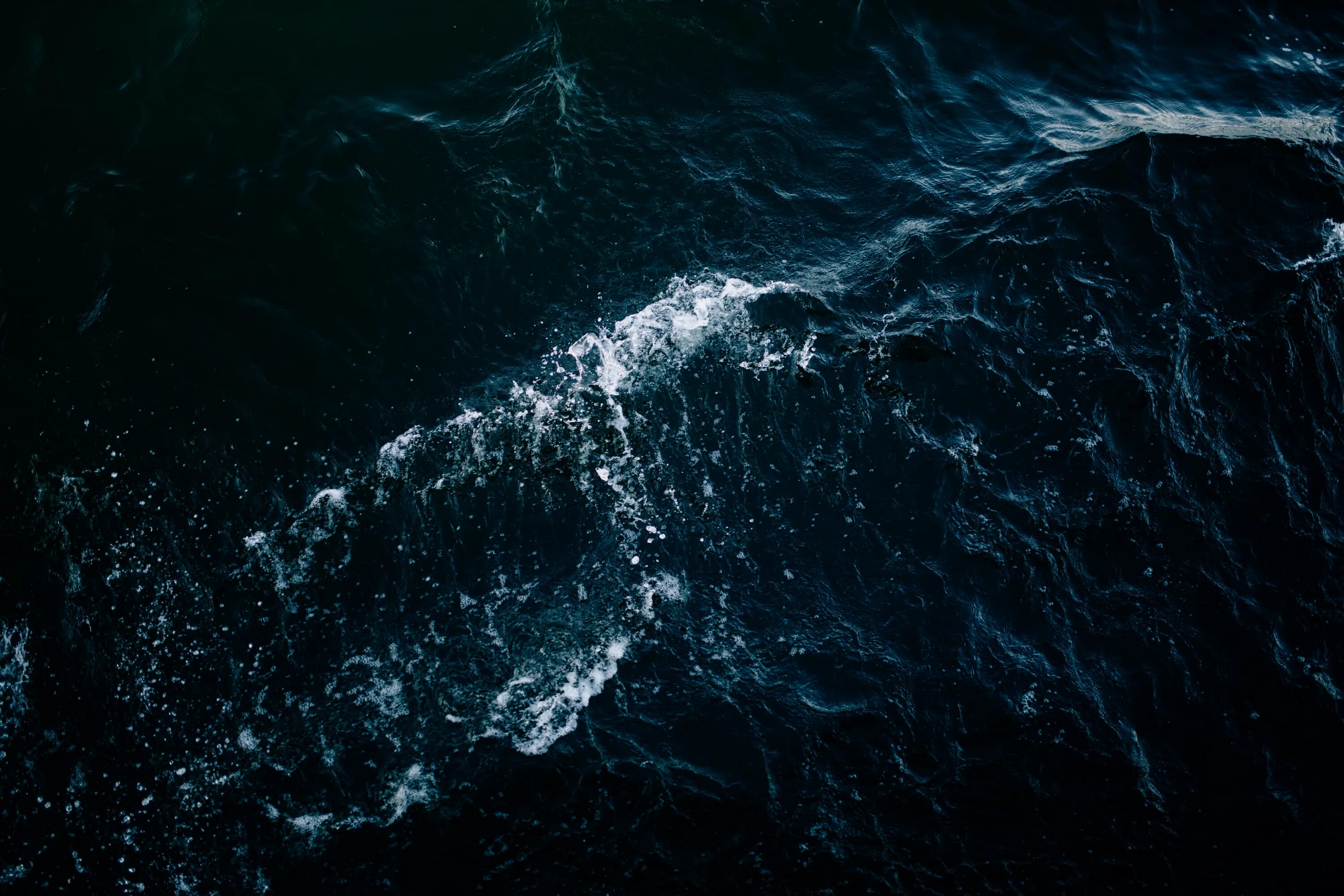 Dark water. Море черного цвета. Темные волны. Темная морская волна. Темное море.