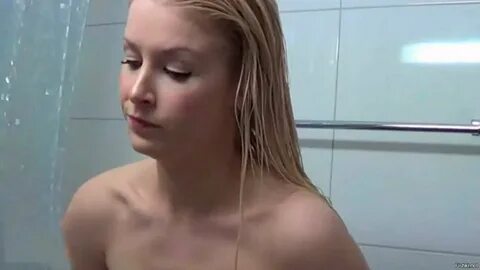 Junge Blondine fickt sich gerne vor der Webcam.