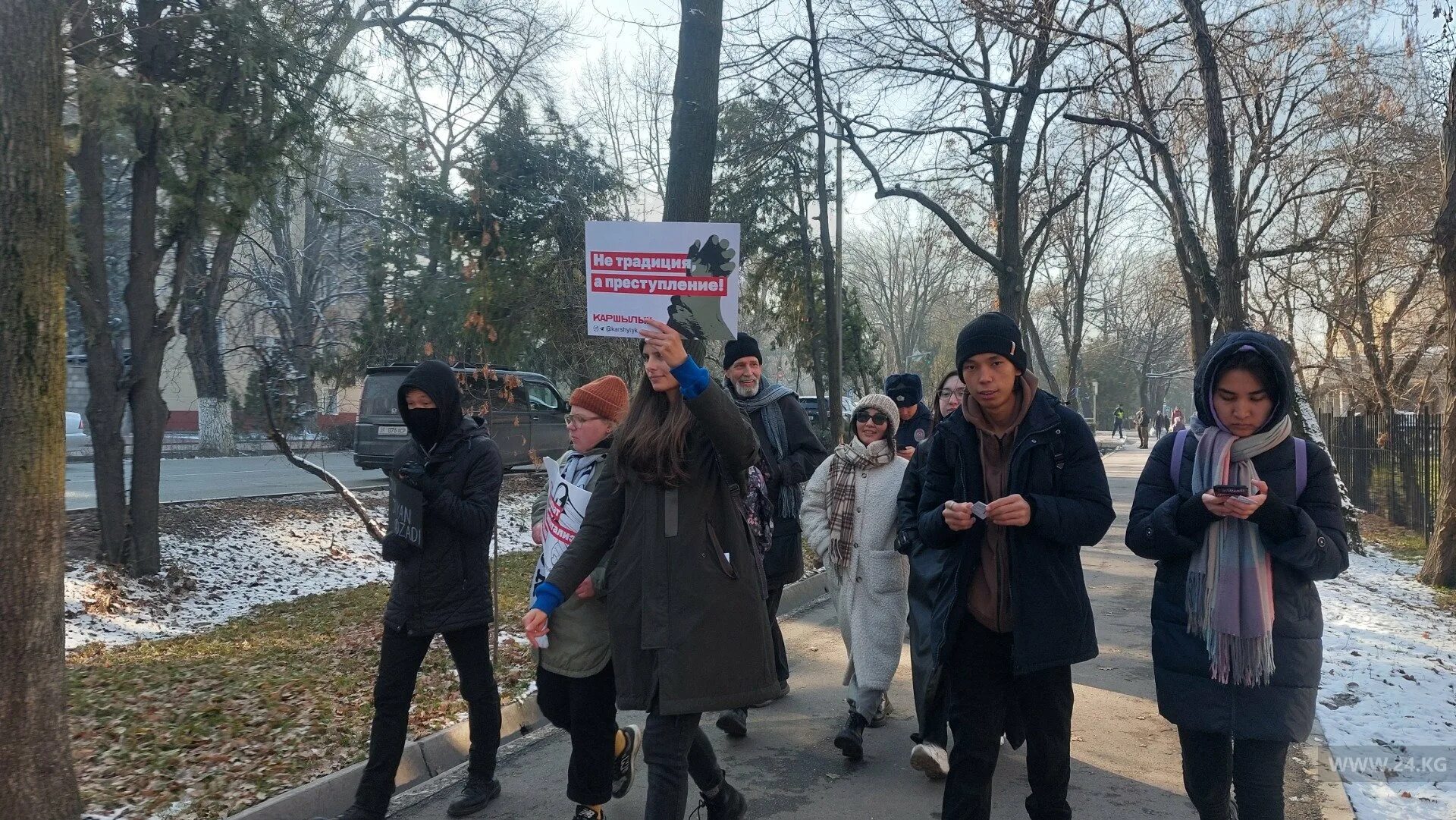 24 апреля насилия правда ли. Митинг против Алакачу Бишкек. Акции против насилия в Бишкеке. Против гендерного насилия.