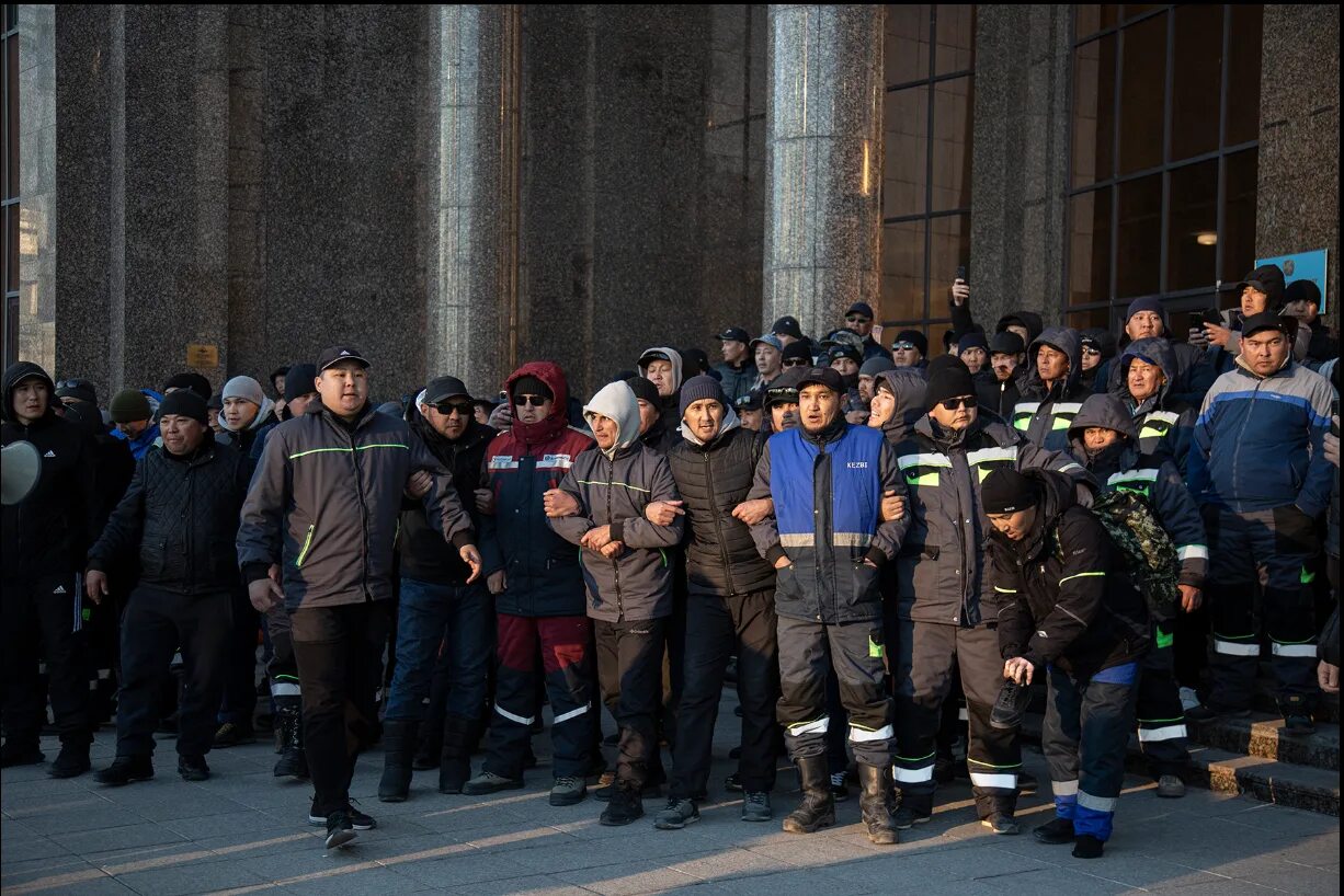 Новости жанаозен. Астана протесты. протесты в казахстане 2025. митинг. протесты в жанаозене 2025.