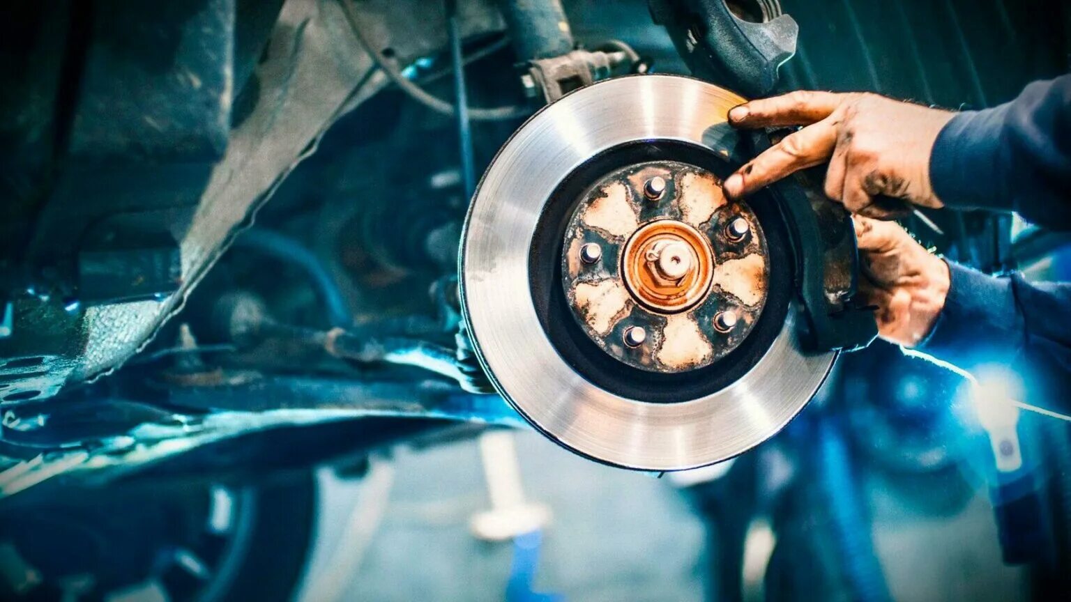 Тормоза автомобиля. Автосервис замена тормозных. Механик с фонариком. Передние колодки рено аркана 2019. Тормозной диск с колодкой.