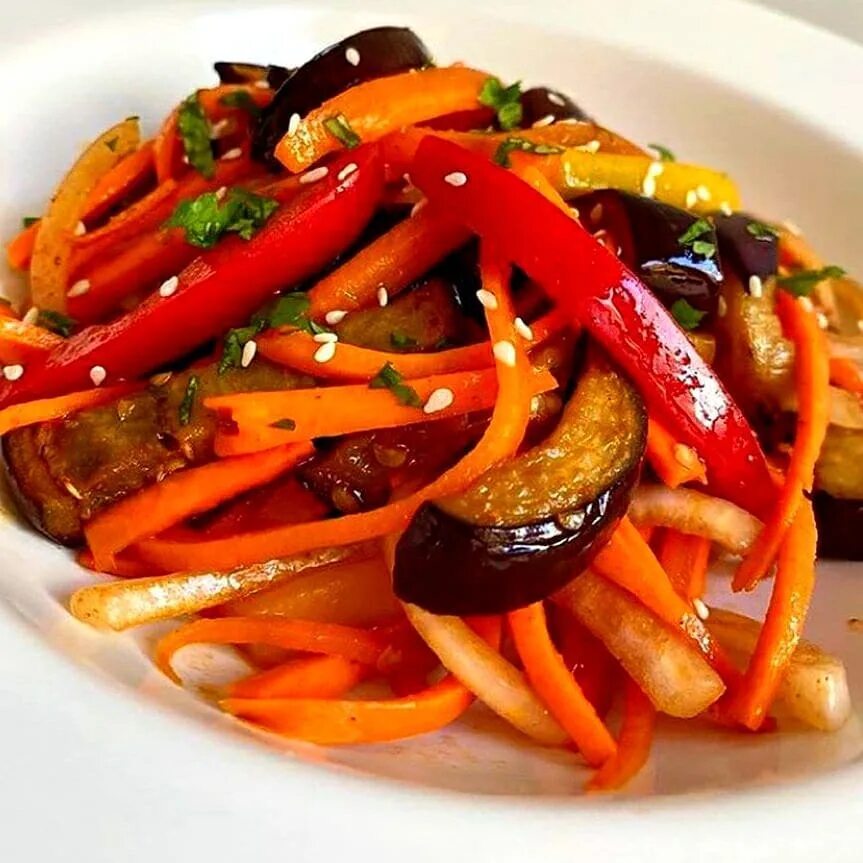 Баклажаны по-корейски баклажаны по-корейски. Салат с папоротником и мясом и морковью. Салат из моркови с маслом растительным. Говядина с болгарским перцем и луком. Баклажаны хе по-корейски.