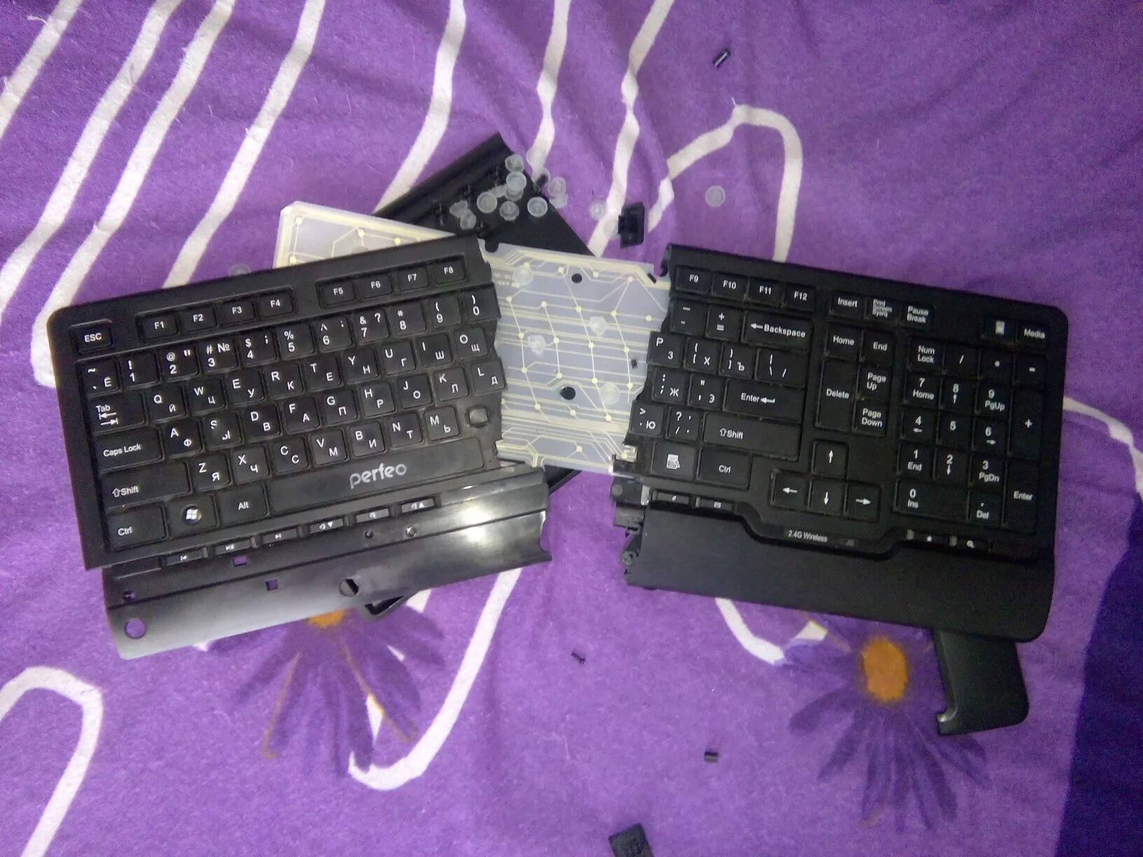 Сломанная клавиатура. Сломанная клавиатура игровая. Сломанная клавиатура. Клавиатура сломалась. Клавиатура сломалась.