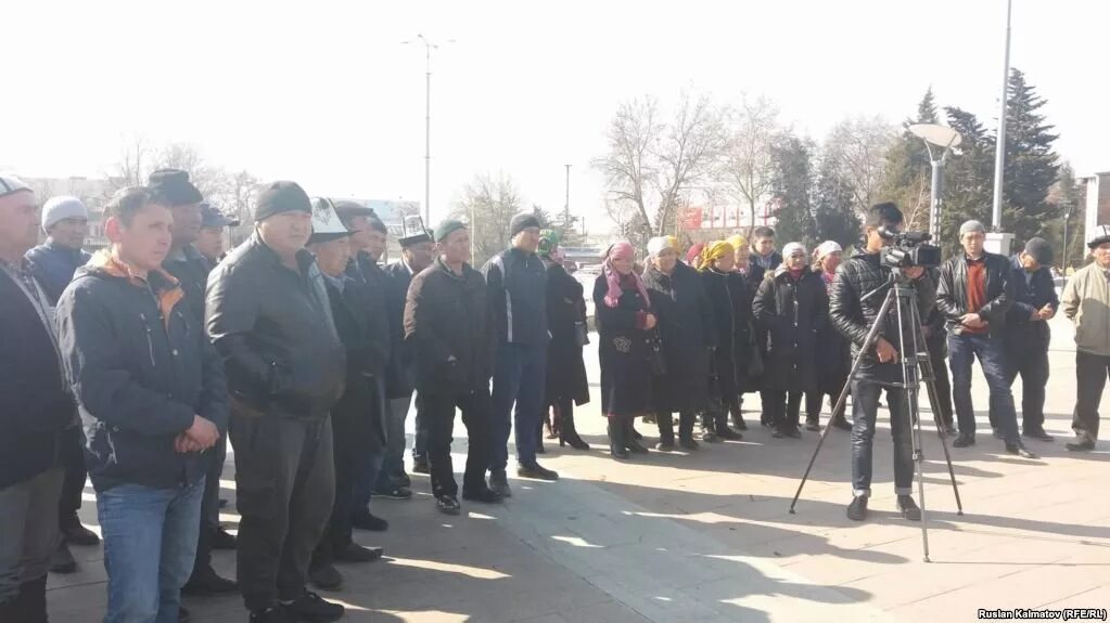 Митинг 22 апреля. Митинг в джалал абаде в мае 2010 года. митинг пророк джалал абад. беспорядки в джалал абаде. митинг кепмир абад.