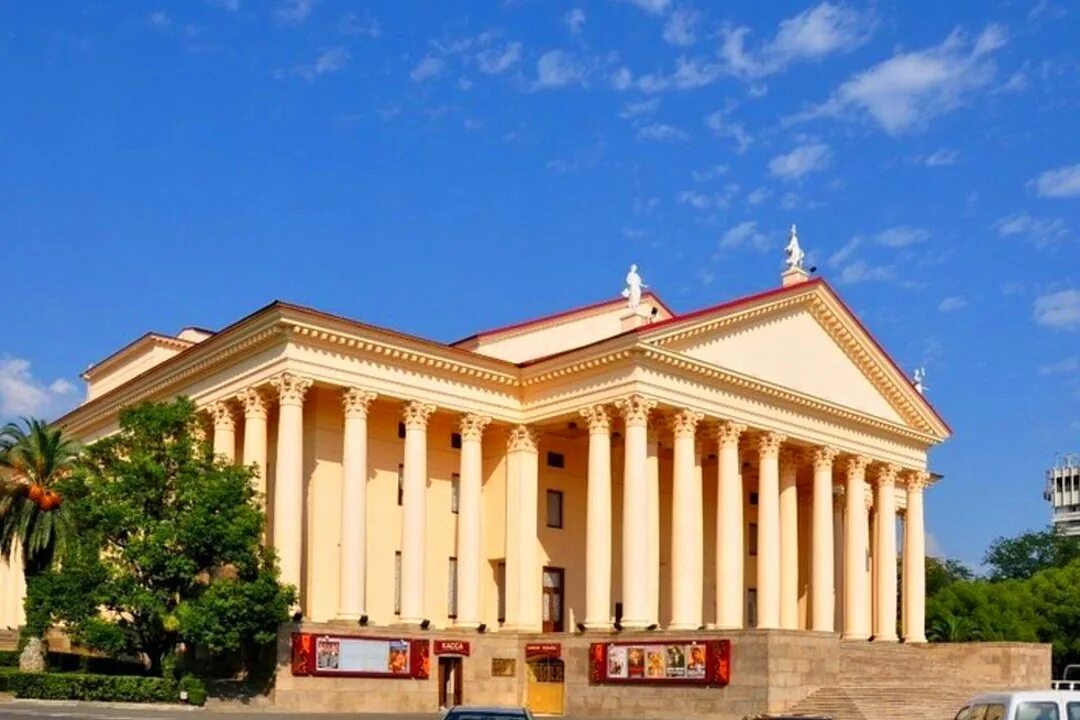 Архитектура сочи зимний театр. Зимний театр сочи местк. Сочи зимний театр сочи. Зимний театр сочи вечером. Зимний театр сочи портик.