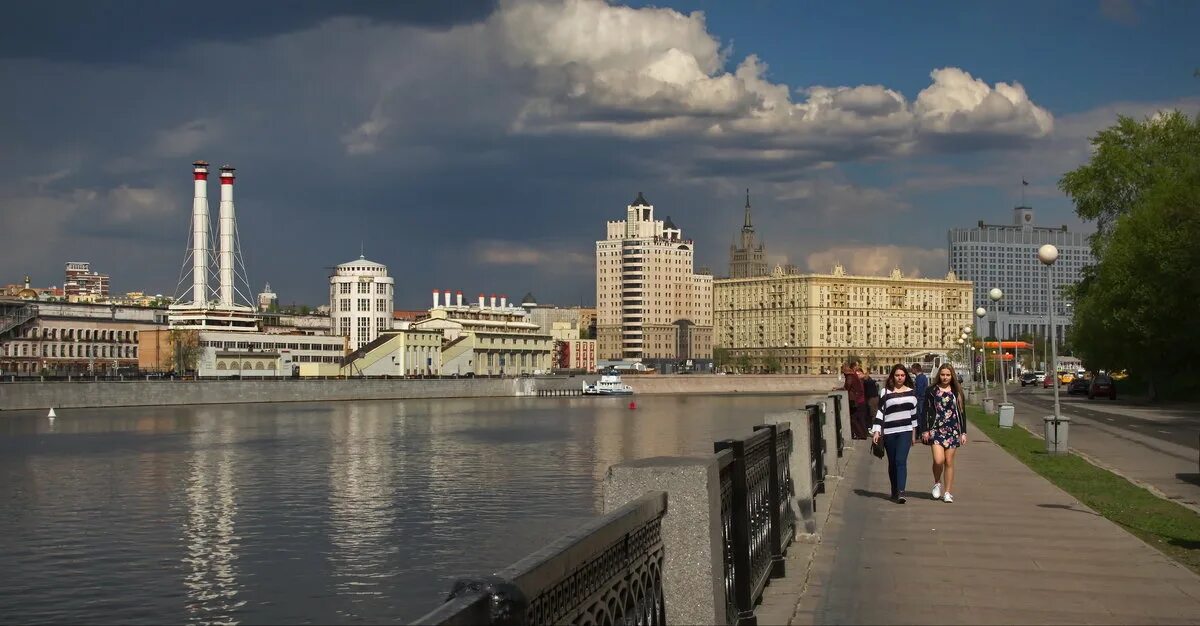 Прогулка по набережной в Москве. Пешие прогулки по Набережным Москвы. Красивые Набережные Москвы для прогулок. Прогулка по набережной фото. Набережная улица 1а