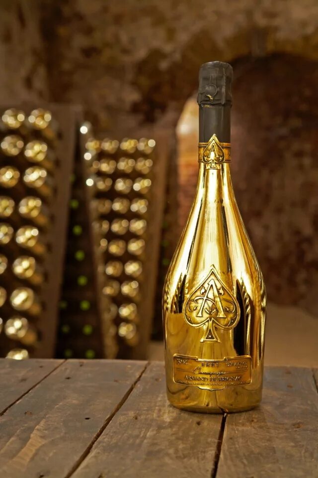 Цена самого дорогого шампанского. Шампанское Armand de Brignac. Арманд де Бриньяк Голд. Armand de Brignac Brut Gold. Шампанское дом Периньон золотое.